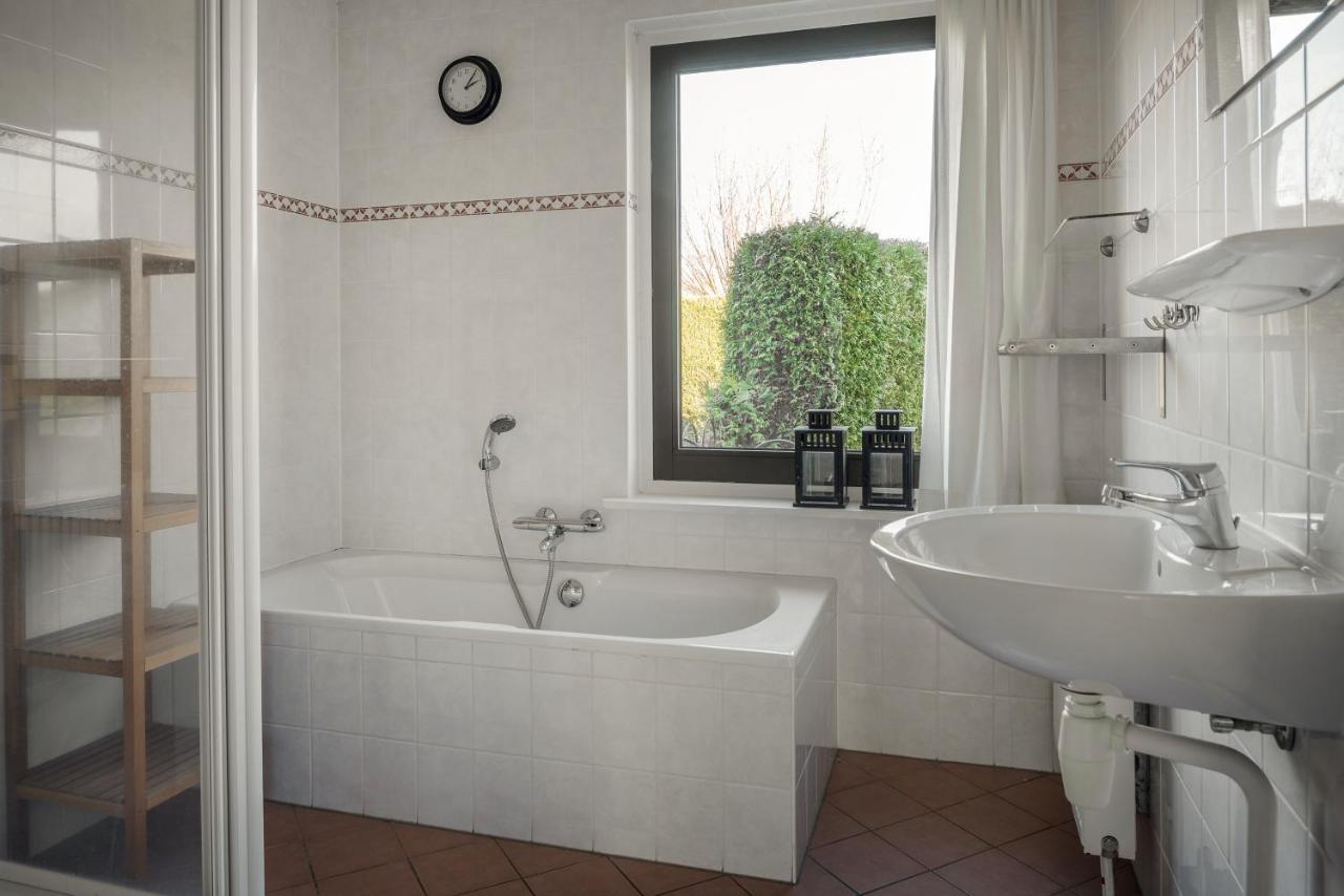 فيلا Tzummarumفي Wellnesshuis Met Hottub, Ligbad En Grote Tuin المظهر الخارجي الصورة