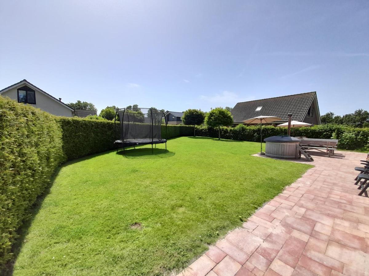 فيلا Tzummarumفي Wellnesshuis Met Hottub, Ligbad En Grote Tuin المظهر الخارجي الصورة